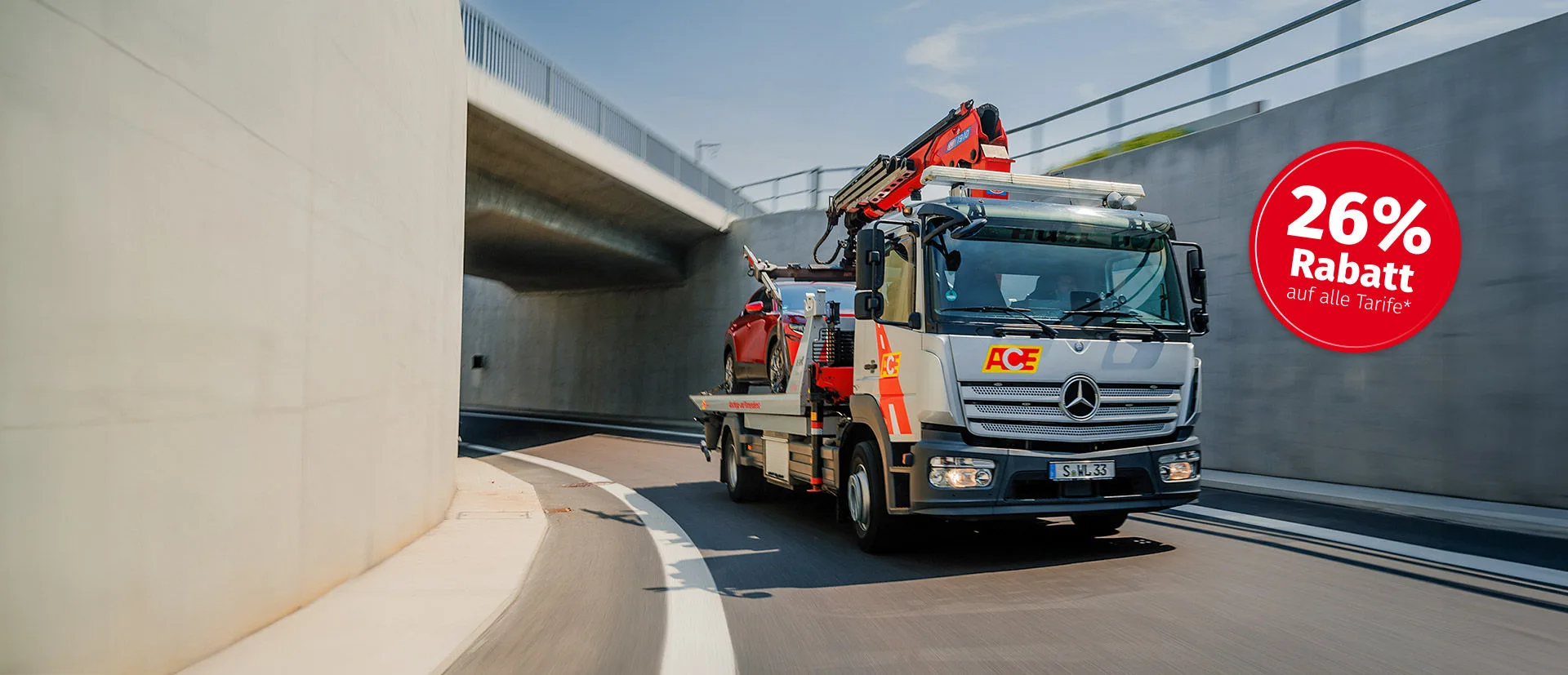 Pannenhelfer vor dem ACE Abschlepper