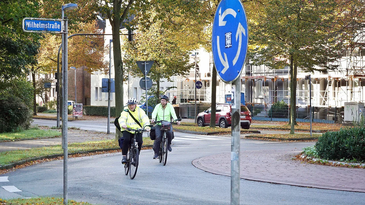Fahrradfahrer im Kreisverkehr