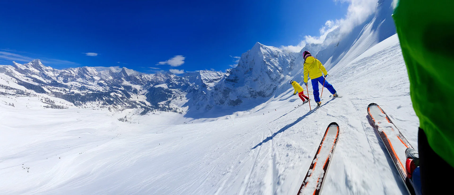 Eine Familie fährt Ski in den Bergen.