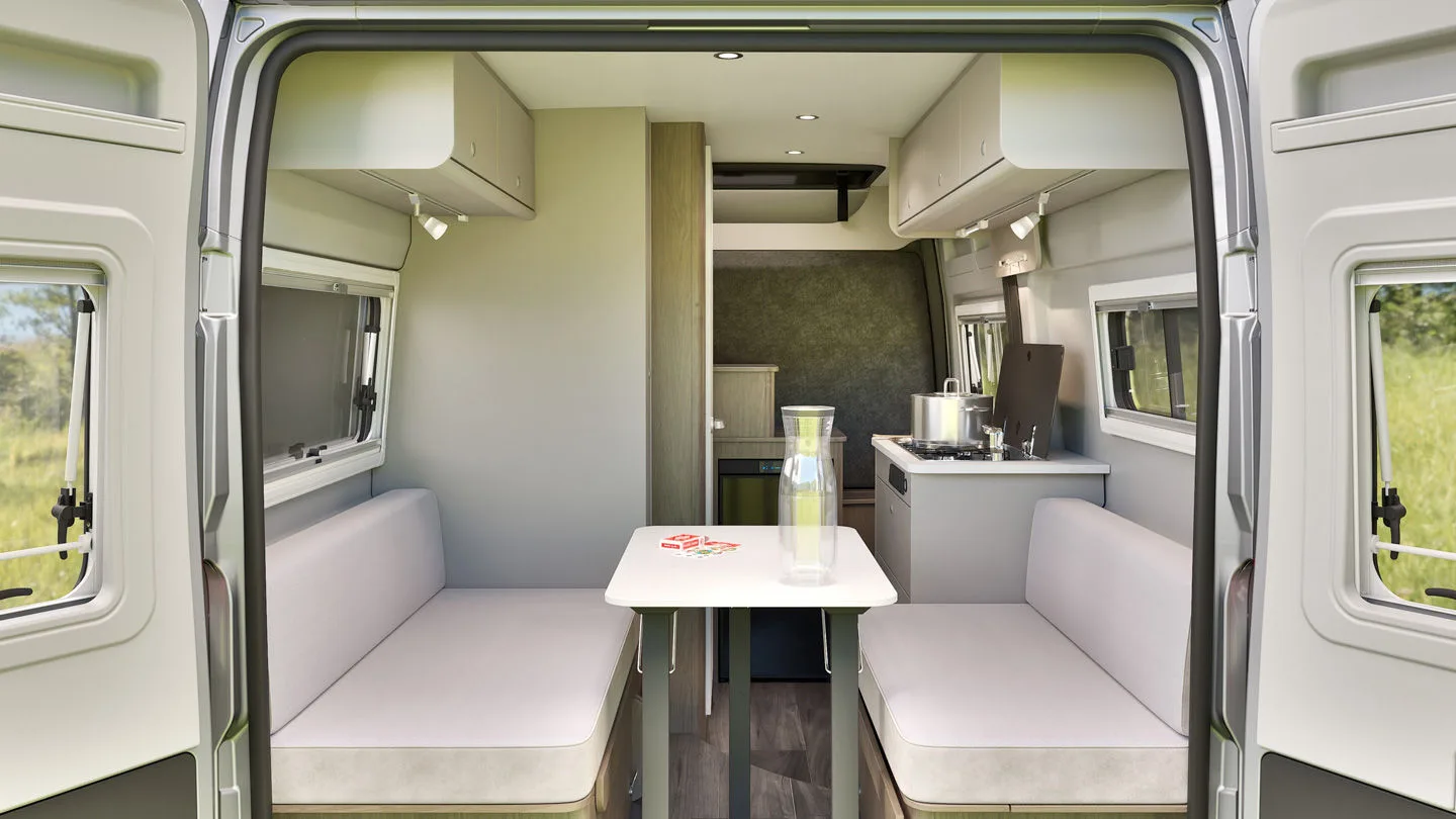 Sitzgruppe und Küche im Campervan Carado CV 541 Plus