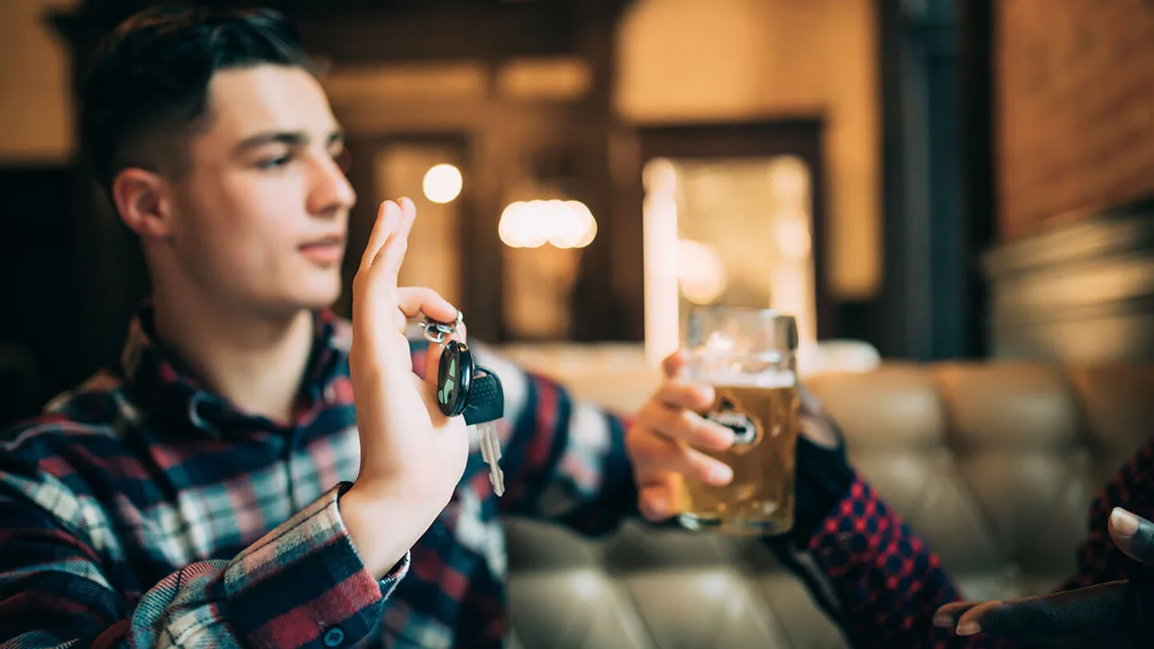 Junger Mann leht Alkohol ab