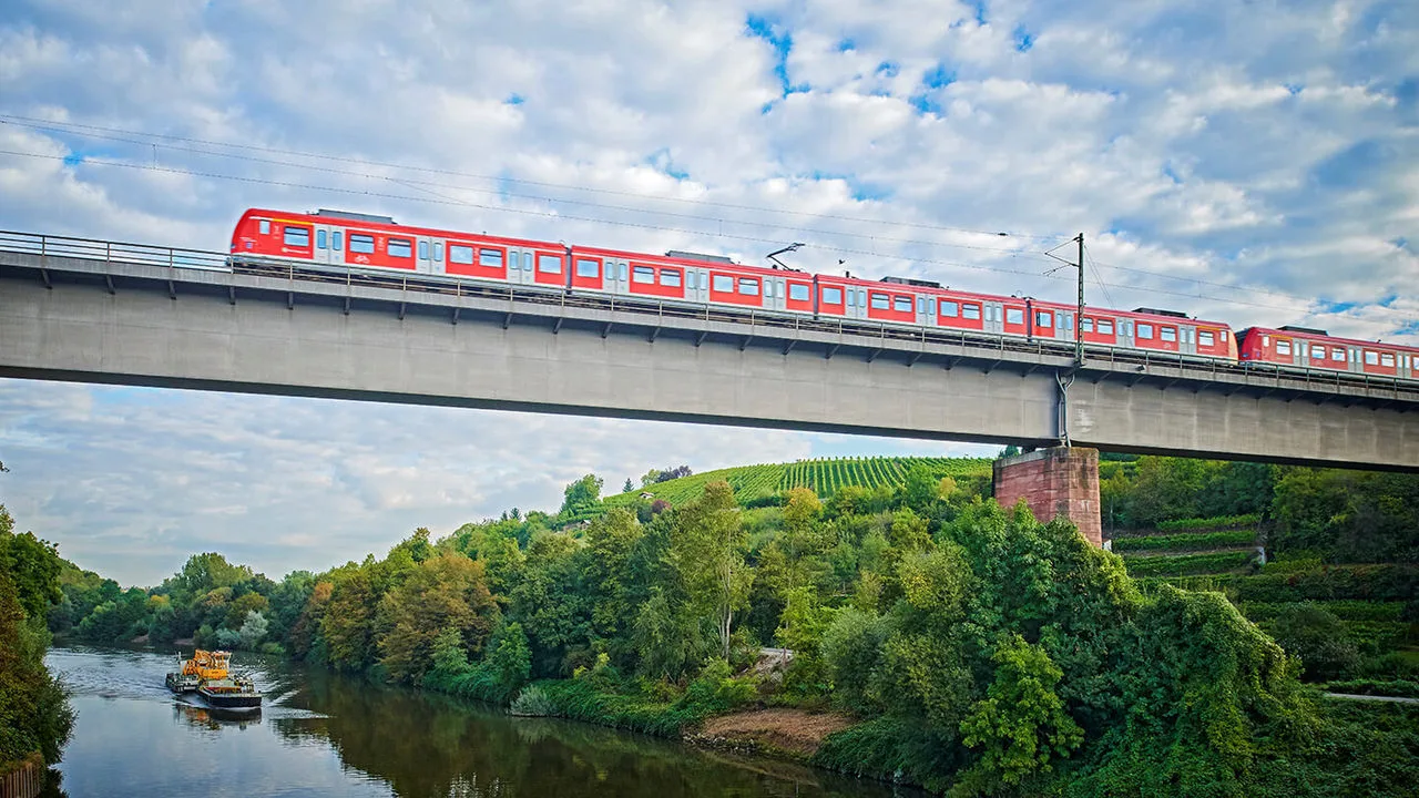 Eine S-Bahn fährt von Stuttgart nach Marbach.