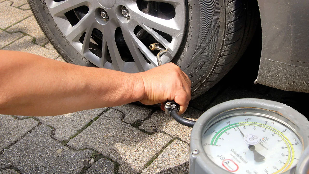 Regelmäßig Reifendruck prüfen 