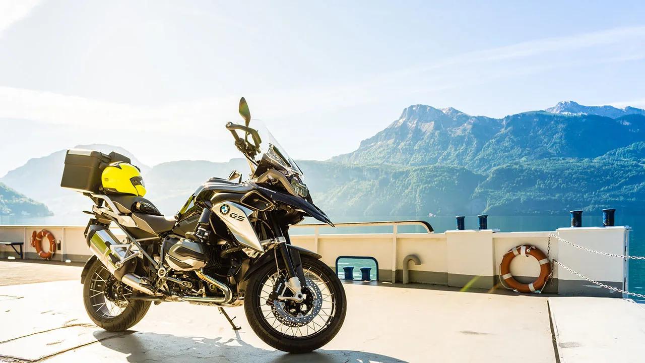 Motorrad steht alleine auf einer Fähre