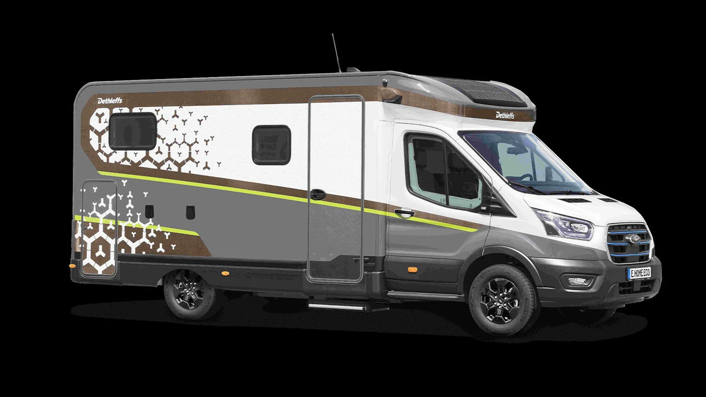 Wohnmobil vor schwarzem Hintergrund