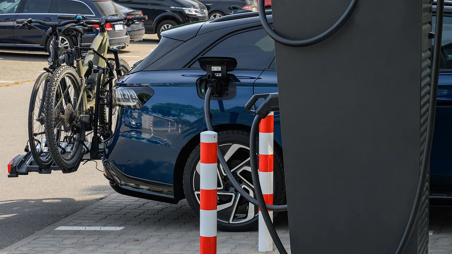 Auto an einer Ladesäule mit Fahrradträger
