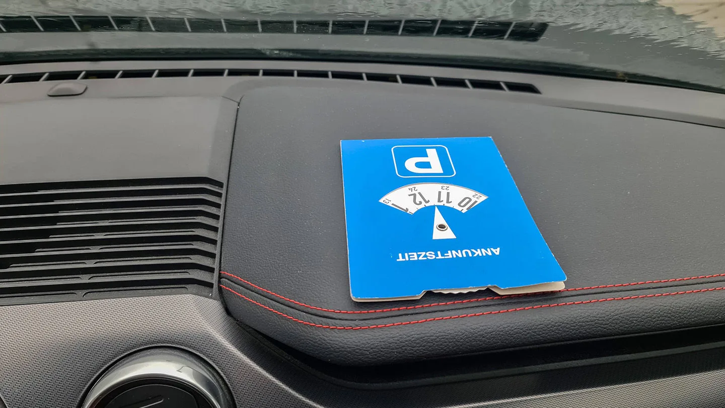 Parkscheibe im Cockpit