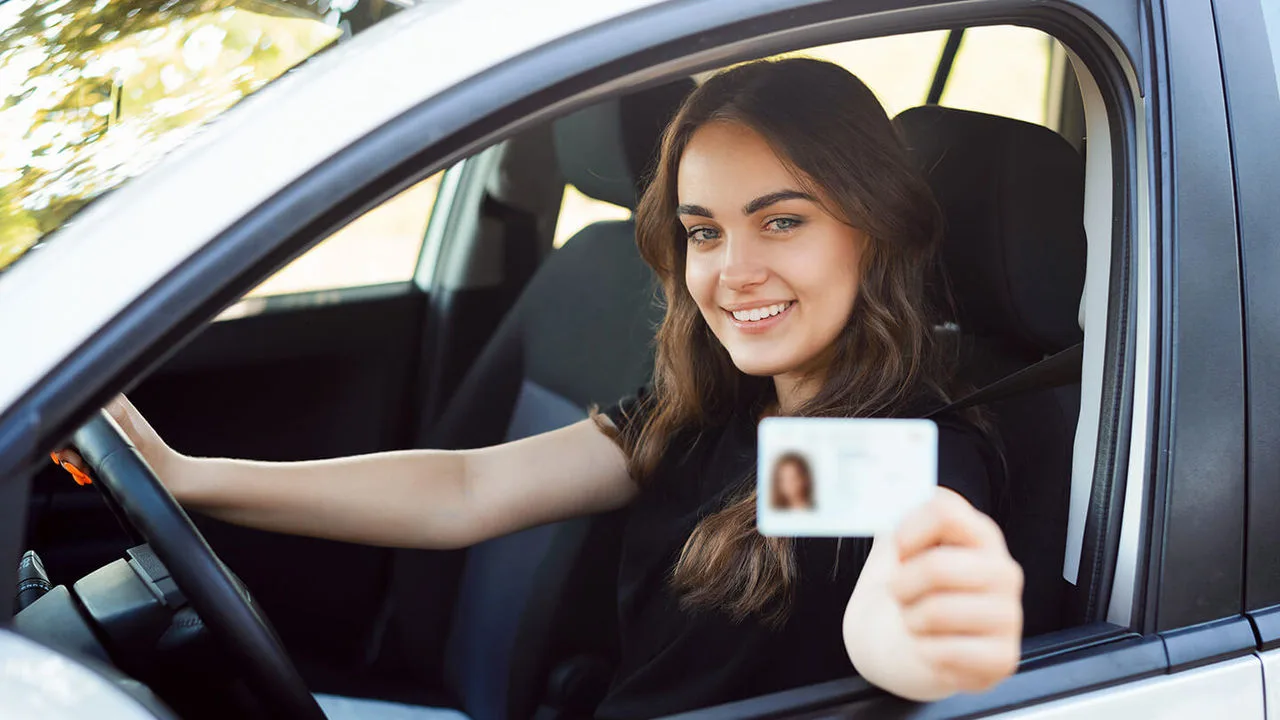 Frau zeigt ihren Führerschein