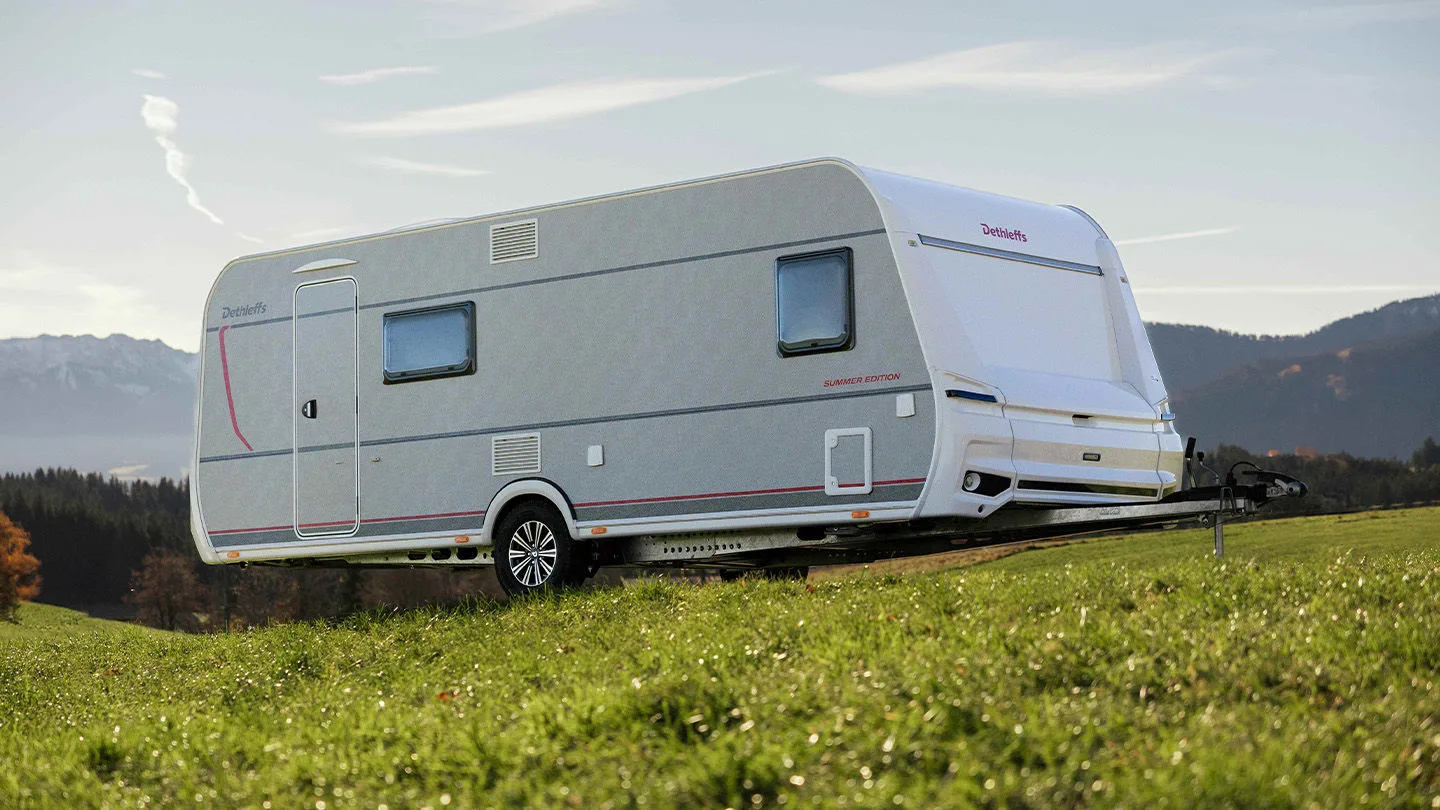 weißer Camper umgeben von Natur