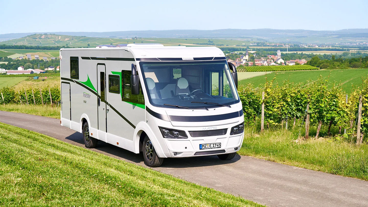 Wohnmobil fährt im Grünen 