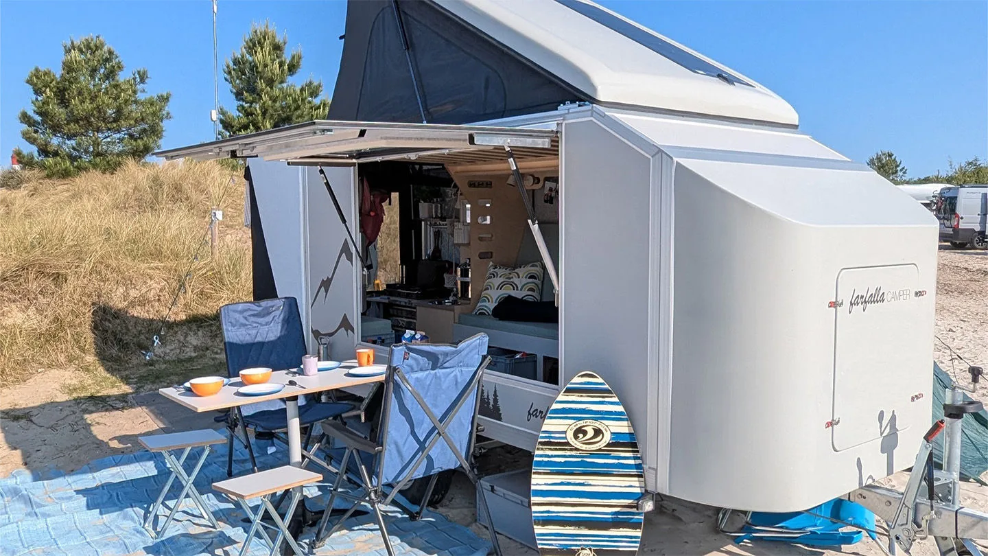 Kofferanhänger am Strand 