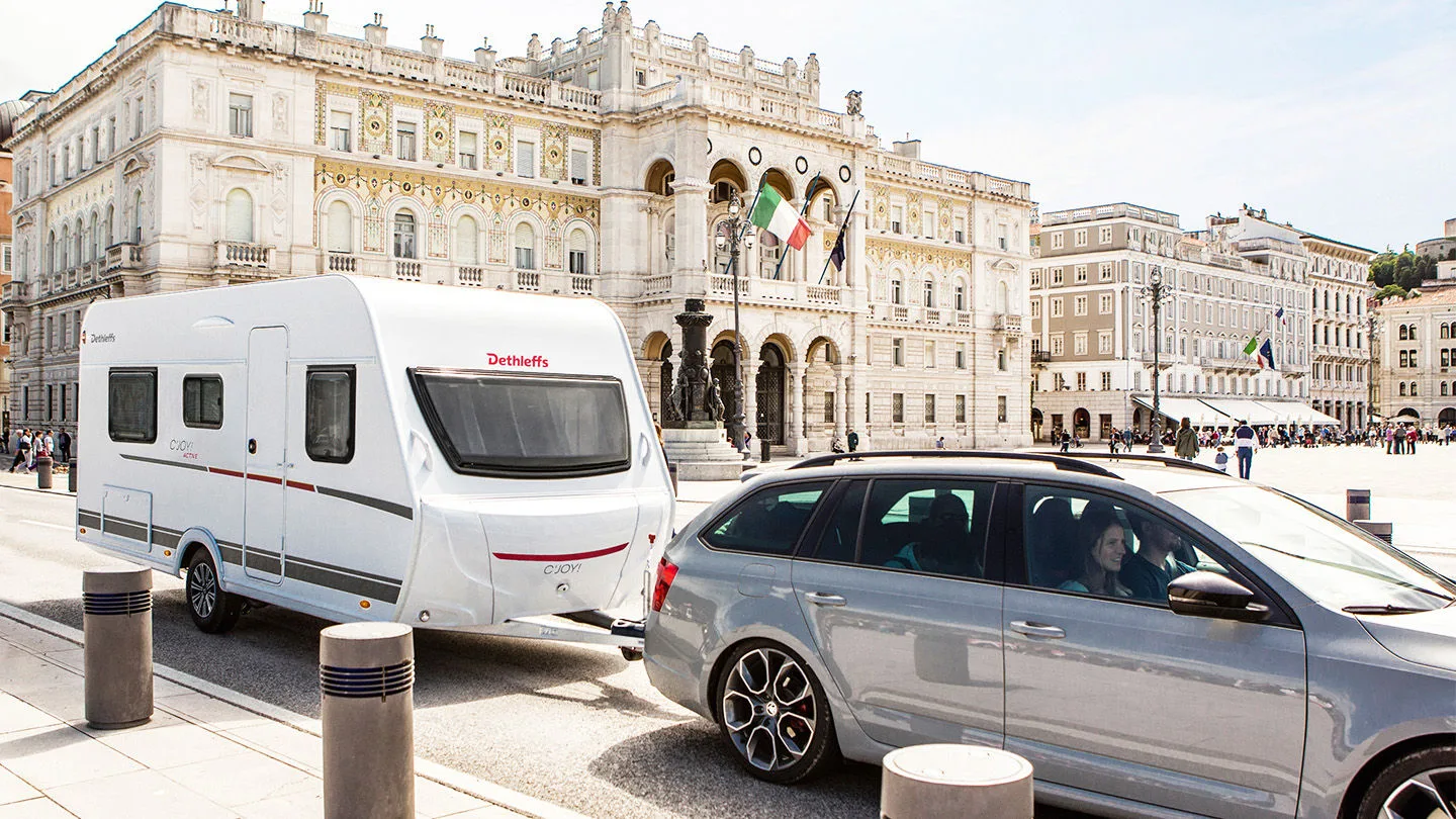 Auto mit Wohnwagen in Italien