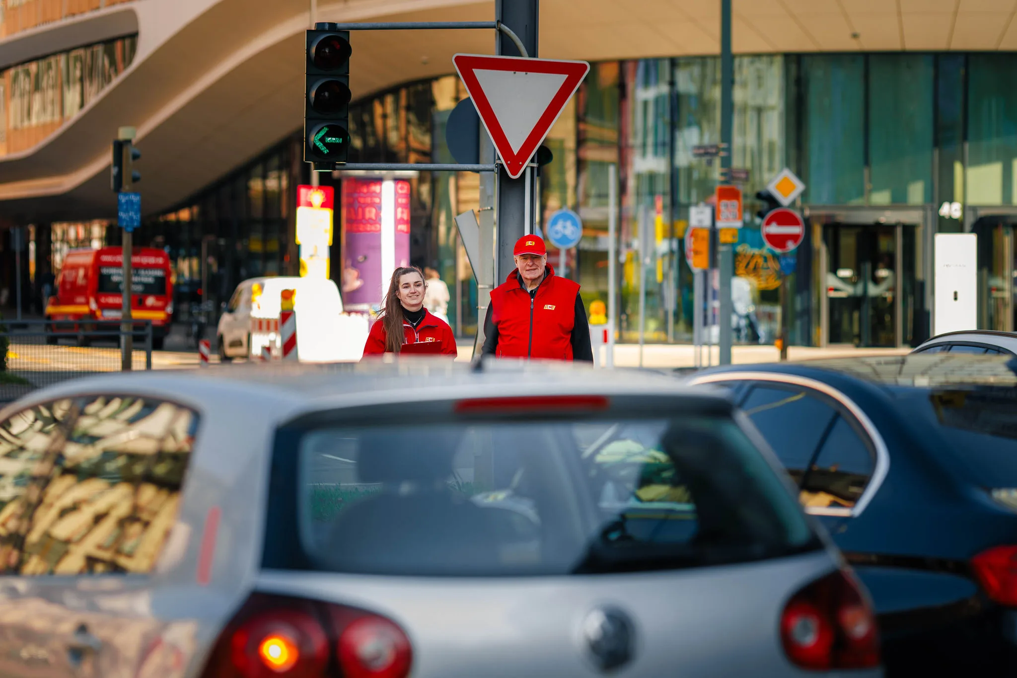 ACE-Ehrenamtliche hinter einem Auto