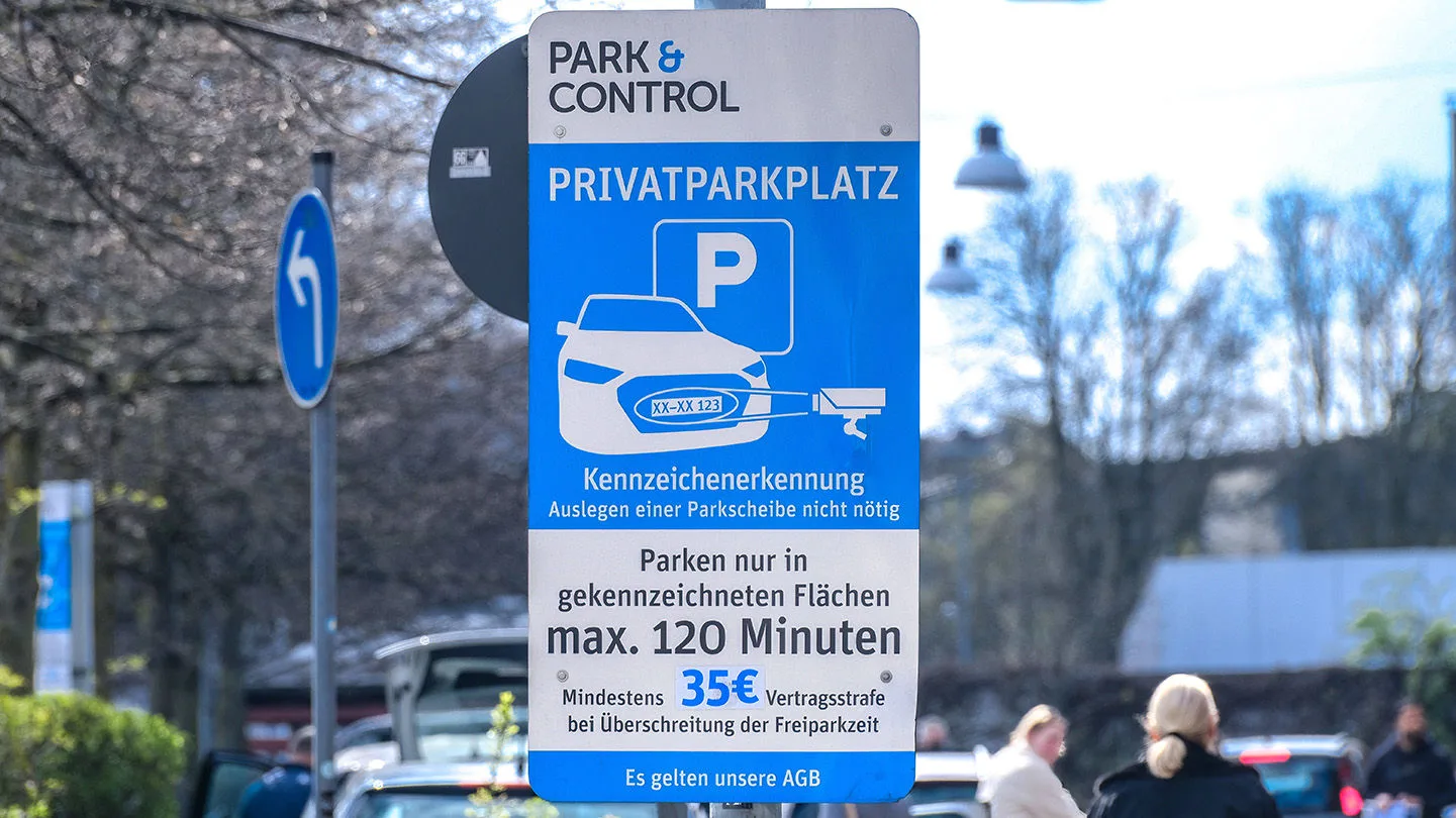 Hinweisschild Privater Parkplatz