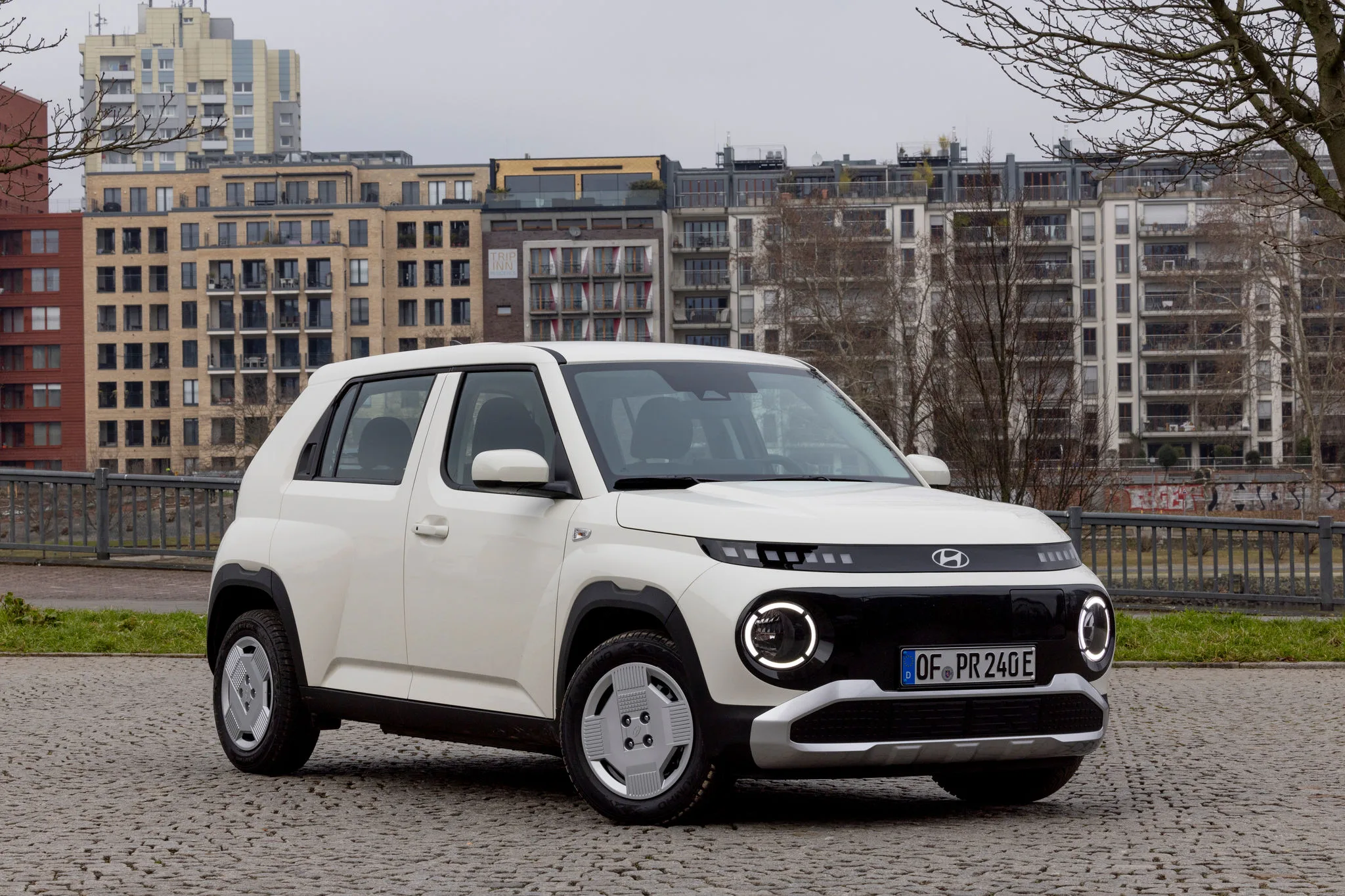 weißer Hyundai Inster 