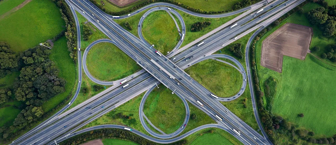 Bild eines Autobahnkreuzes von oben