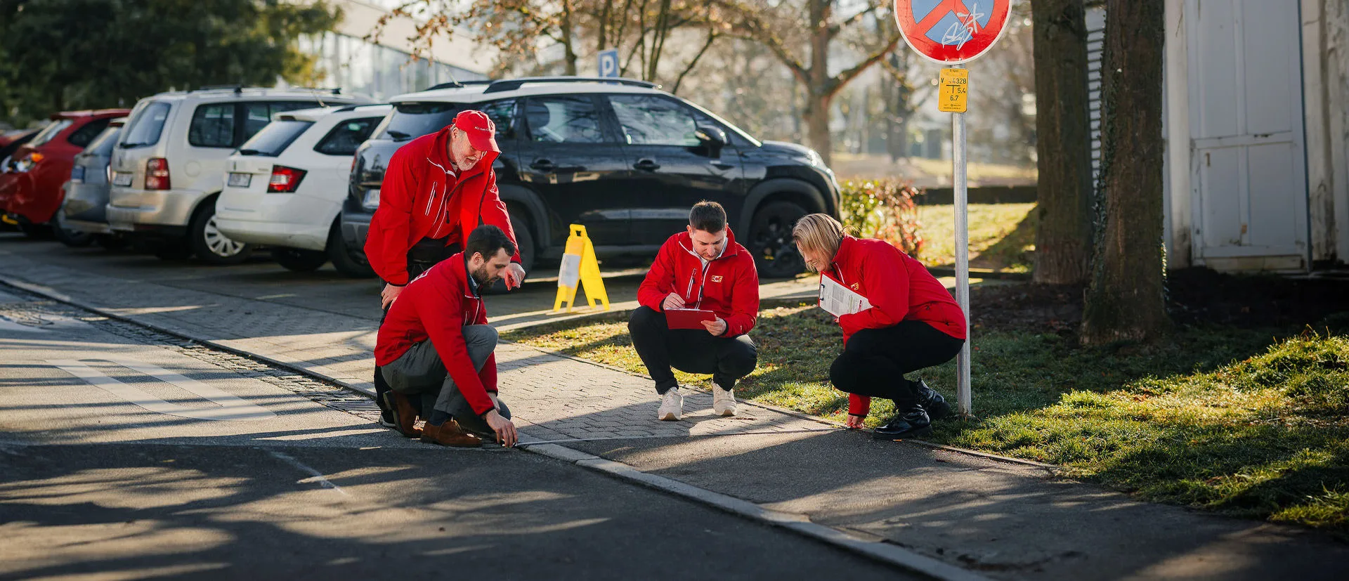 ACE-Mitarbeiter bei einer Bürgersteig Vermessung 